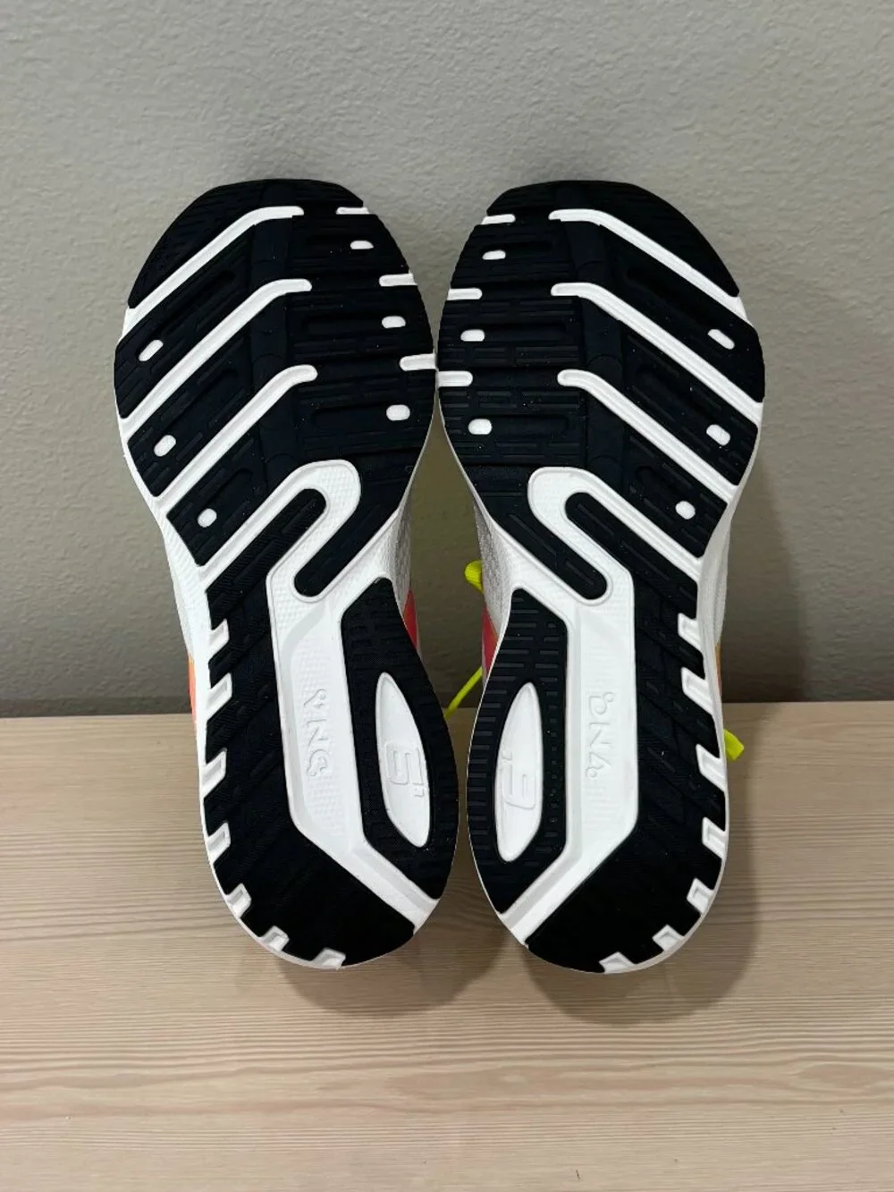 NWOT Brooks Launch 7 Women's Running Shoe Grey/Neon Pink/Neon Yellow Size 9